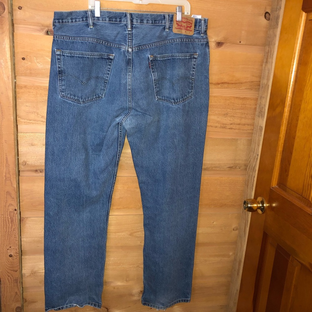 505 Levi’s 
classic straight leg jeans 
measure 42” waist 33.5”